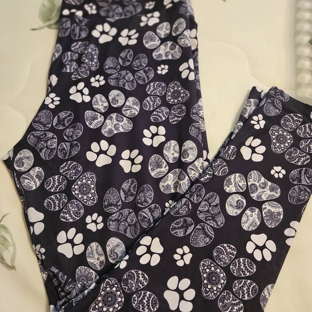 Floral/Paw Prints Patterned Leggings - Black and White
